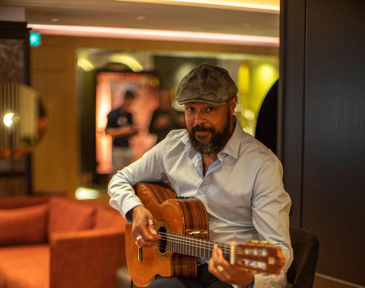 Solo-concert-in-suite-Hard-Rock-Hotel3-cropped-LR